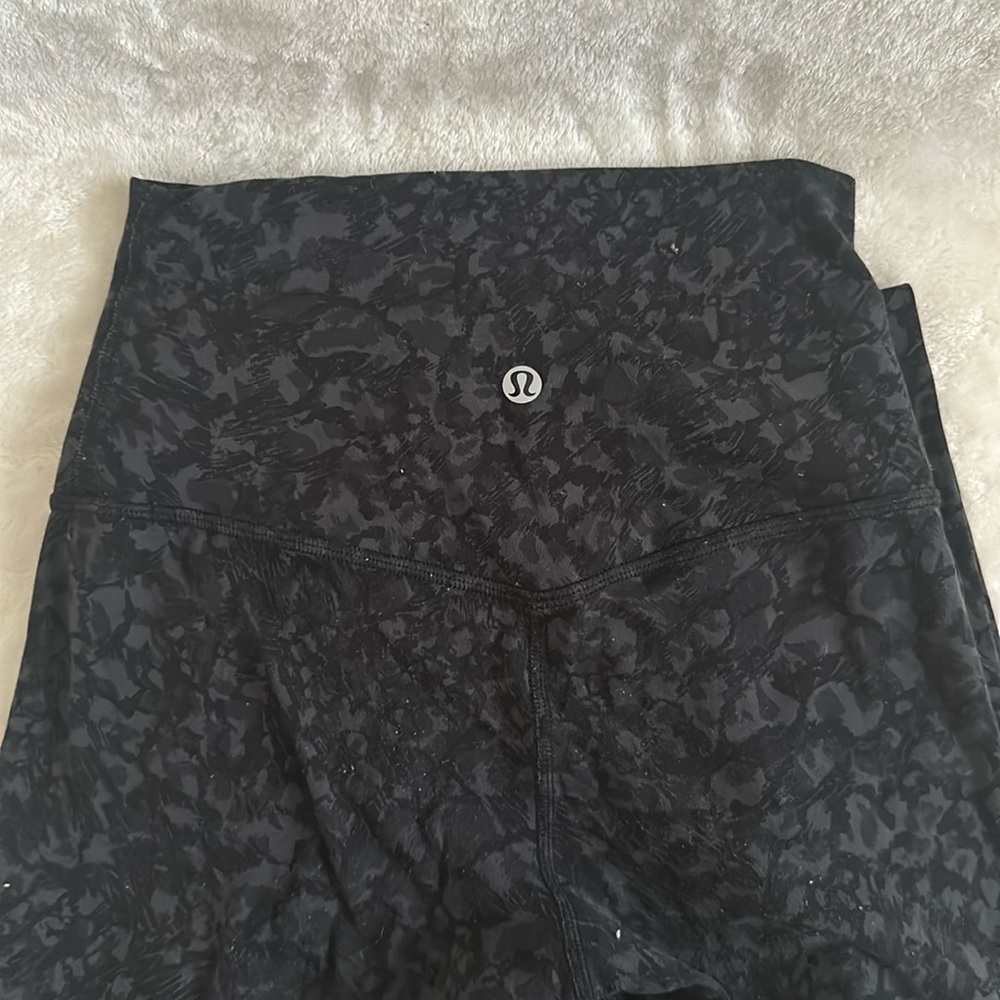 black patterned lululemon leggings size 2